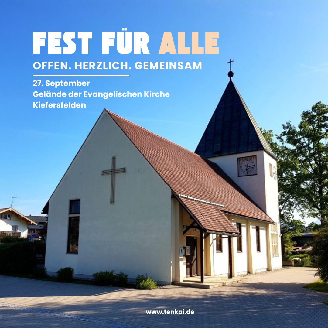 Facebook-Beitrag (Quadrat) (1) Auf dem Bild ist die evangelische Kirche in Kiefersfelden zu sehen mit einem strahlend blauen Himmel im Hintergrund. Linksbündig steht: Fest für Alle. Offen. Herzlich. Gemeinsam. 27. September, Geländer der evangelischen Kirche Kiefersfelden